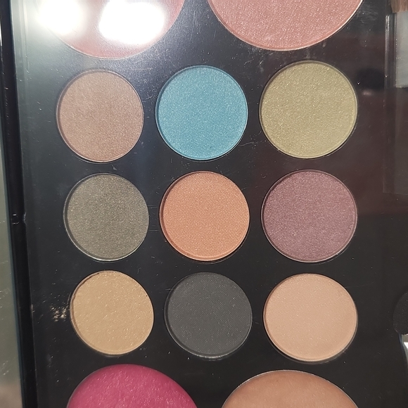 NWOT Makeover Essentials Make up - Picture 3 of 9